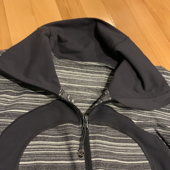 Lululemon In Stride Jacket Striped Grey & White - size 10 - Picture 8 of 17